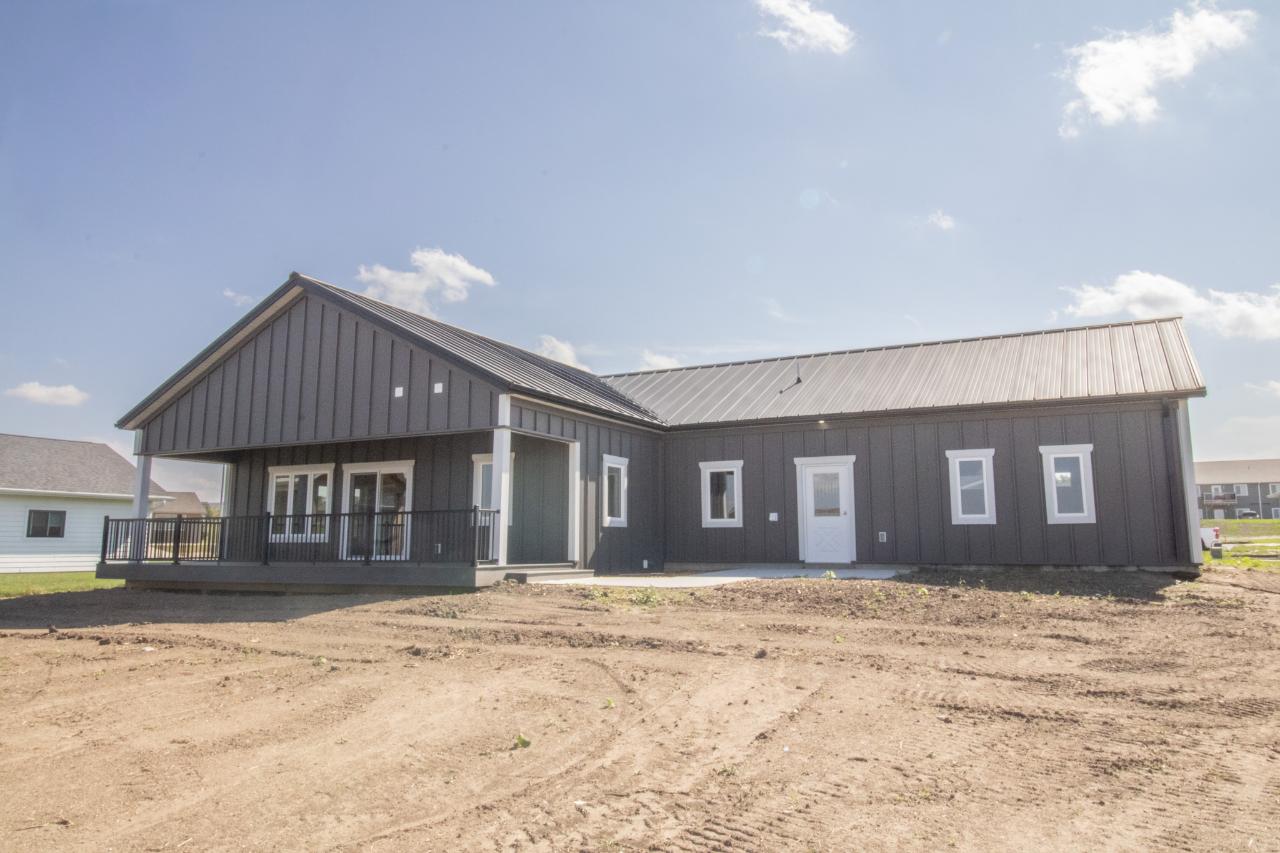 High-quality custom post-frame home exterior built by Hoksbergen & De Stigter